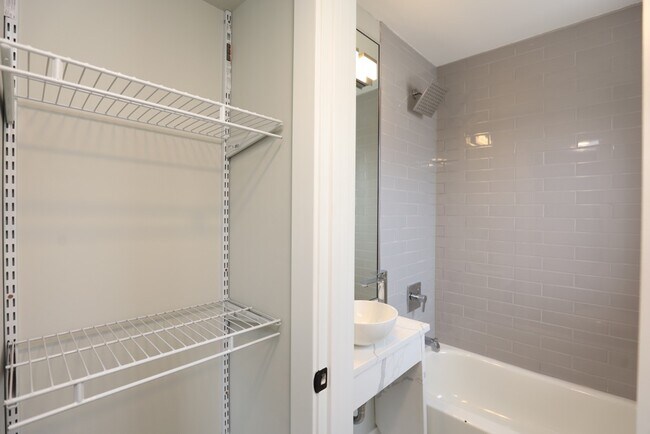 Building Photo - 508 W Belmont Ave