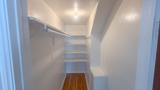 Building Photo - For rent! This charming 4-bedroom, 3-bathr...
