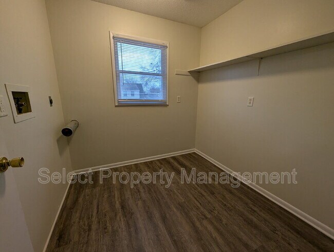 Building Photo - 924 E Washington Center Rd