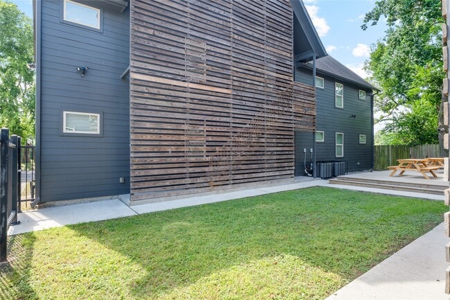 Building Photo - 3424 Tuam St