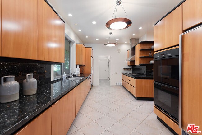 Building Photo - 1018 Summit Dr