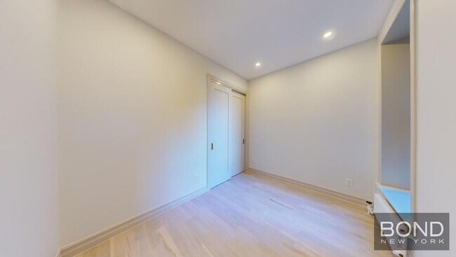 Building Photo - 250 W 91st St