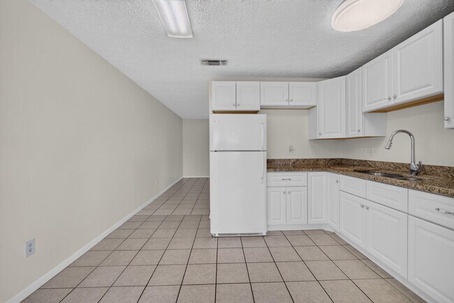 Building Photo - 708 SW Gardens Blvd