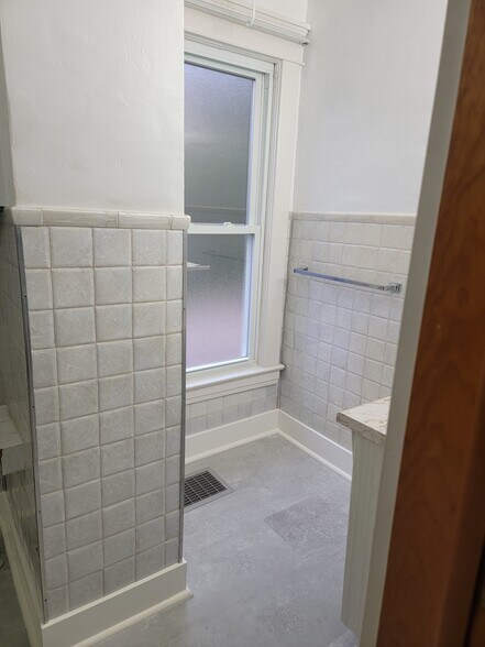 Bathroom - 810 S Kalamazoo Ave