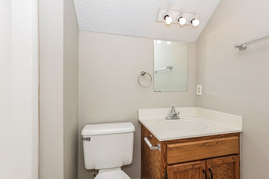 Building Photo - 2411 Amber Glen Dr