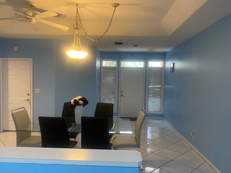 Building Photo - 9678 Royal Palm Blvd