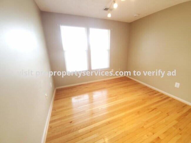 Building Photo - Beautiful Top Floor Garden Condo In Frederick