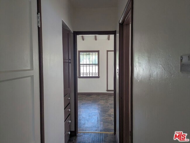 Building Photo - 644 W 40th Pl