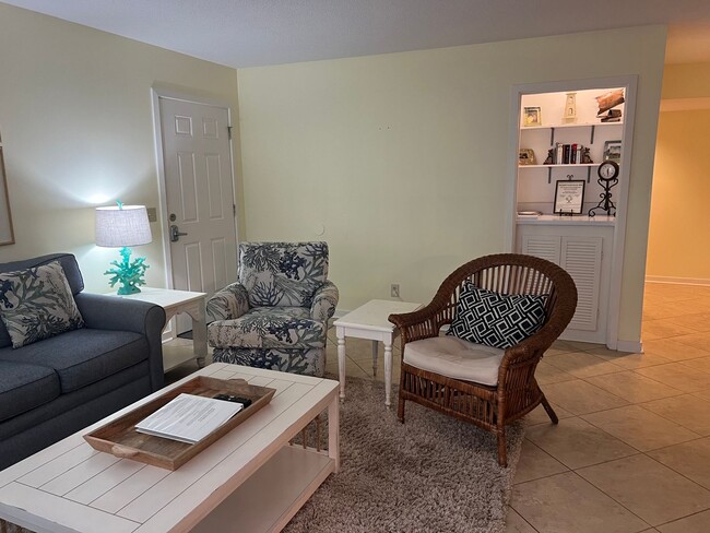 Building Photo - Unfurnished First Floor 3BR Condo in Sea P...