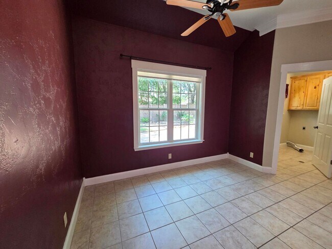 Building Photo - FOR LEASE!! Great location!