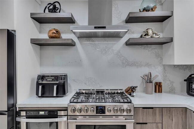 Building Photo - 160 SE 3rd Ct