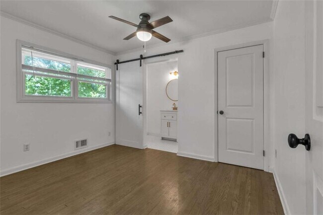 Building Photo - 610 Oriole Dr SE