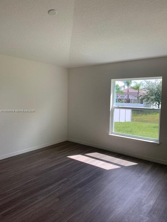 Building Photo - 2217 SW Halissee St