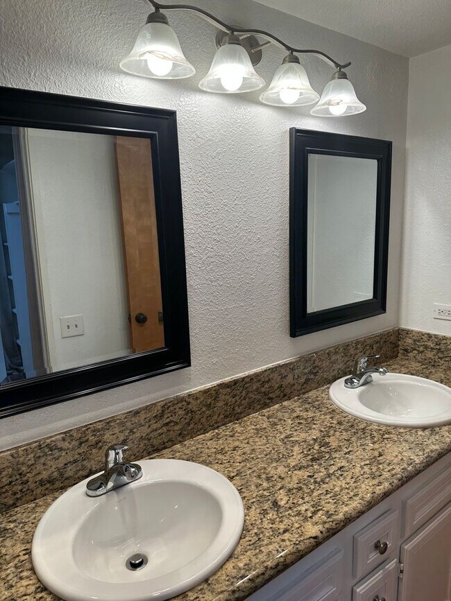 Building Photo - MISSION HILLS-SPACIOUS 2BR /2BA WITH MODER...