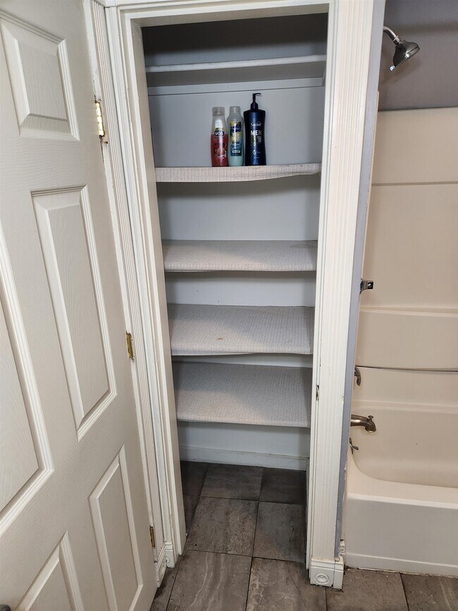 Building Photo - 663 Hevey St