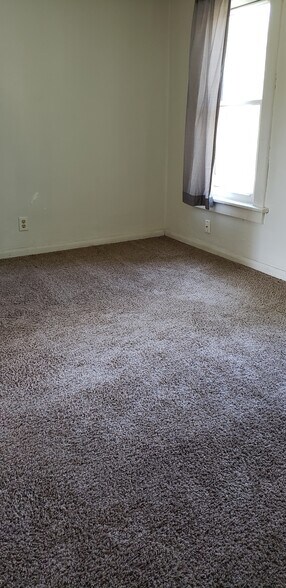 Bedrooms have newer carpet - 819 Hawthorne Ave