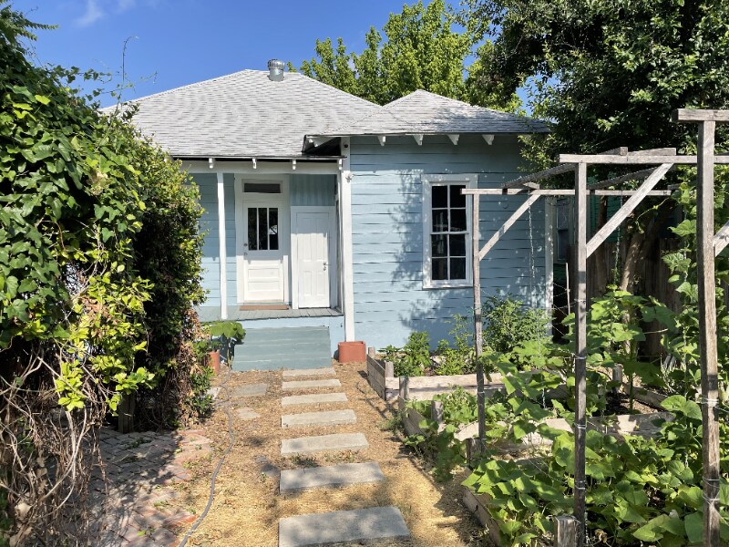 Building Photo - 418 N Pine St