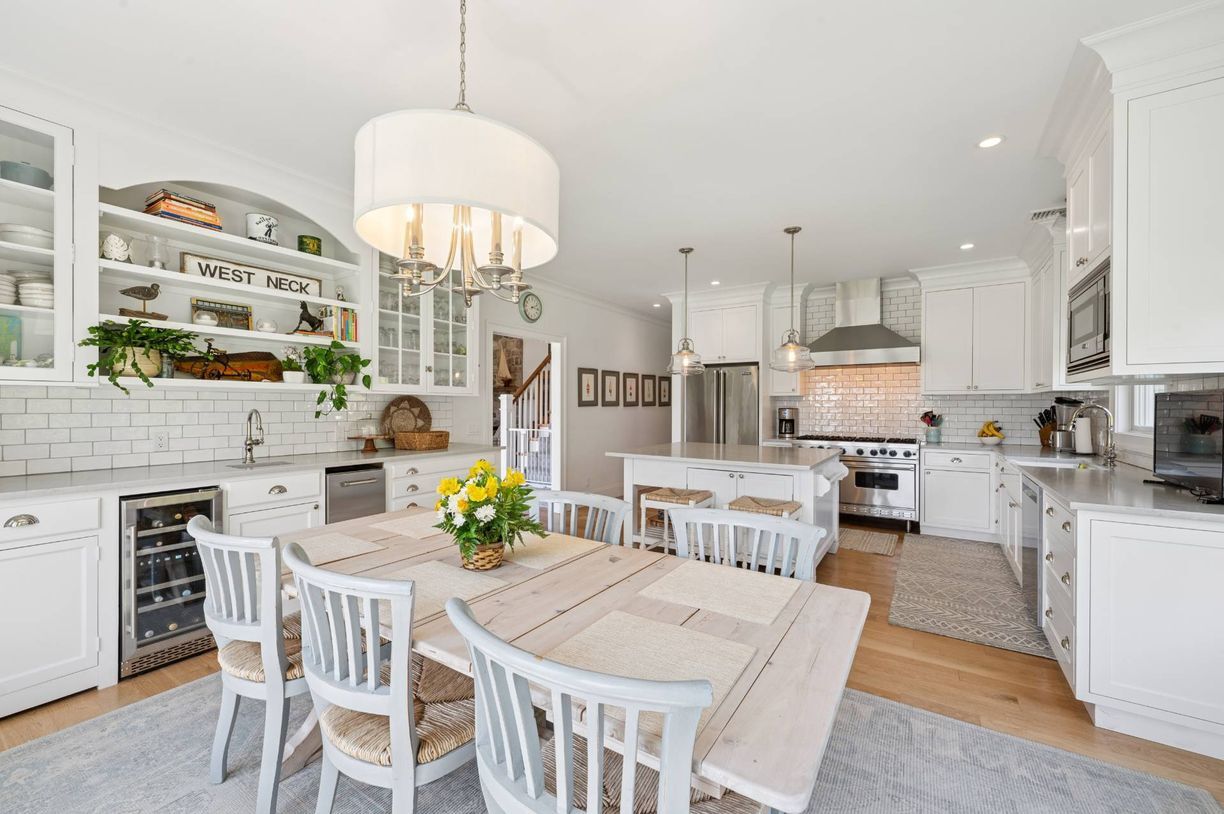 Building Photo - 32 W Neck Cir