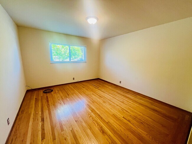 Building Photo - Unique 3 Bed + 2 Bath Los Altos Home - Spa...