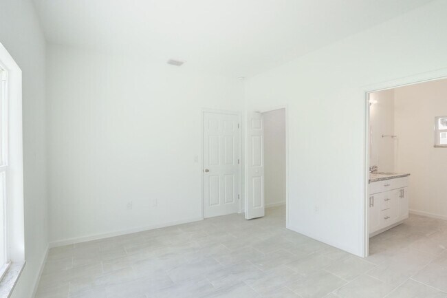 Building Photo - BRAND NEW 3/2/1-SAVANNAH MODEL-GREAT SW LEHIGH LOCATION