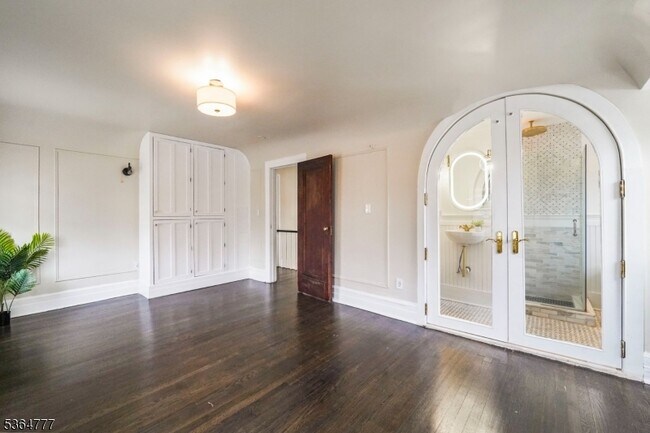 Building Photo - 656 Park Ave