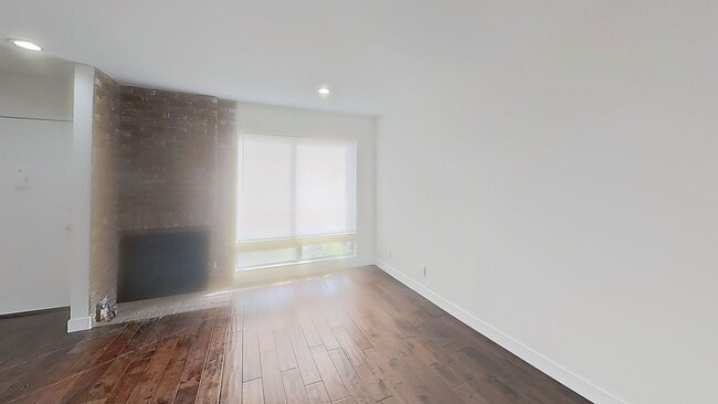 Building Photo - Newly Renovated 2 Bed / 2.5 Bath Townhome in North Hills
