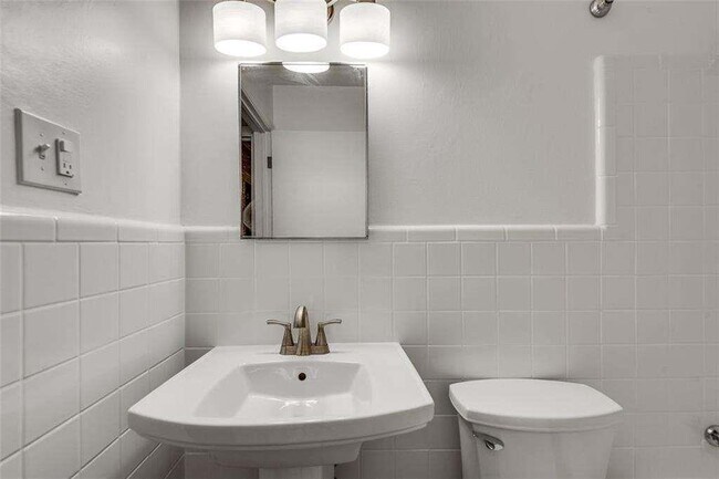 Building Photo - 799 Marstevan Dr NE