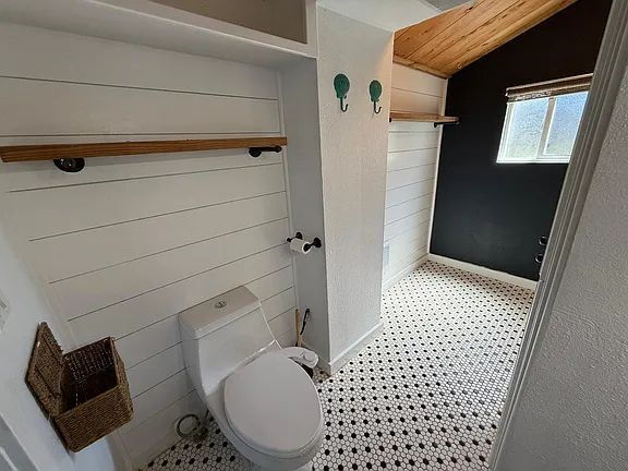 Building Photo - "Charming 3-Bed Oasis with Cozy Fireplace in Coos Bay – Your Perfect Retreat Awaits!"