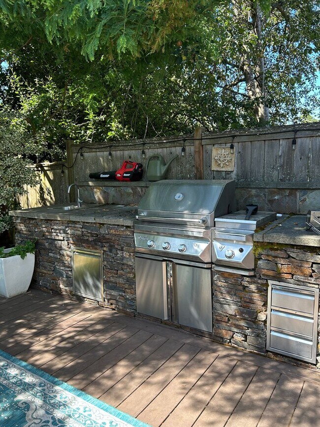 Building Photo - WOW!! West Seattle 4BR/3.5BA Updated Dutch...