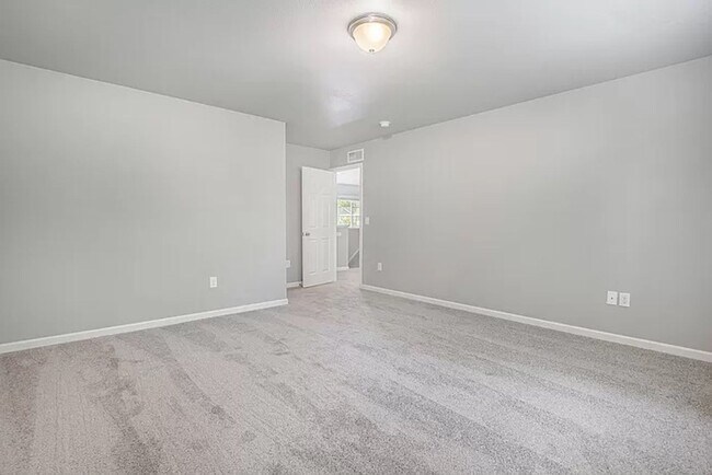 Building Photo - Spacious 4 bedroom for lease