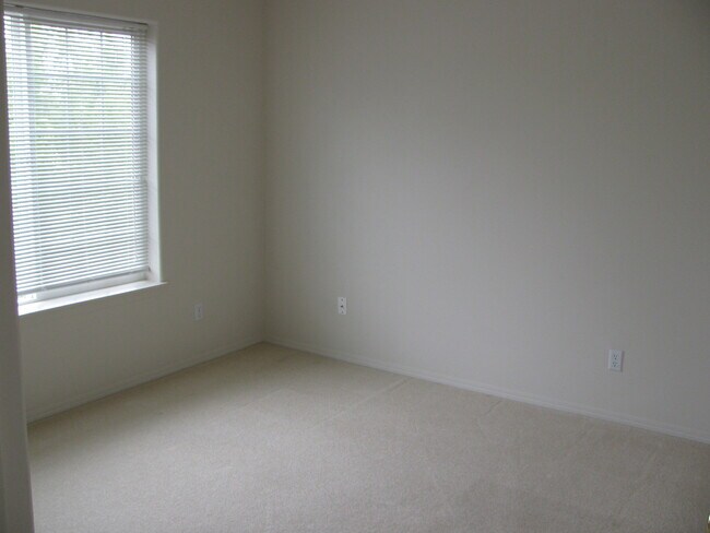 Building Photo - 16811 NW Greyhawk Dr