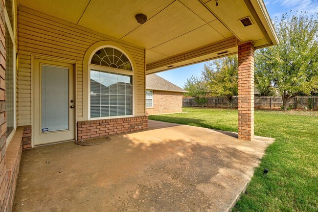 Building Photo - Spacious 4-Bedroom Home with Fireplace, Is...