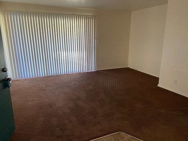 Interior Photo - earJ10