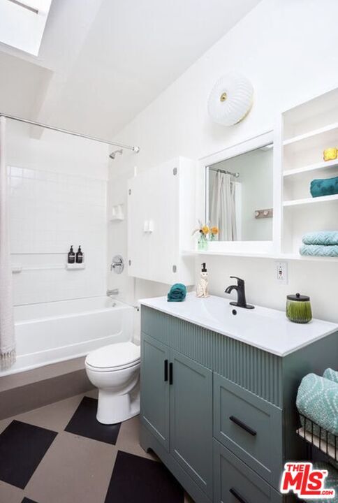 Building Photo - 818 Palms Blvd