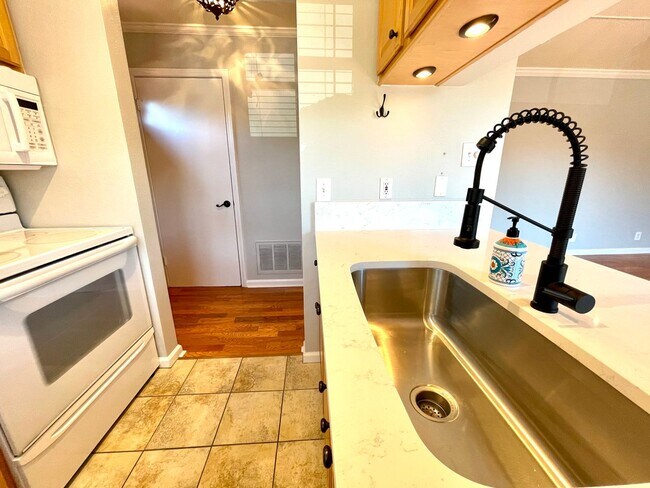 Building Photo - Cozy 1 Bedroom, 1 Bathroom Condo In the He...