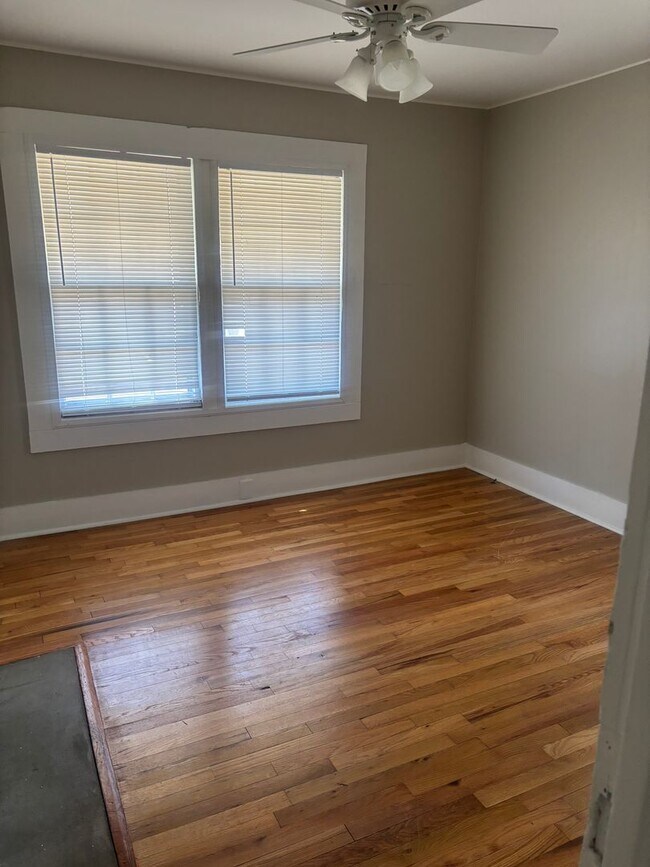 Building Photo - Single Family Home, 2 bed/1 bath $1,200 One-Story