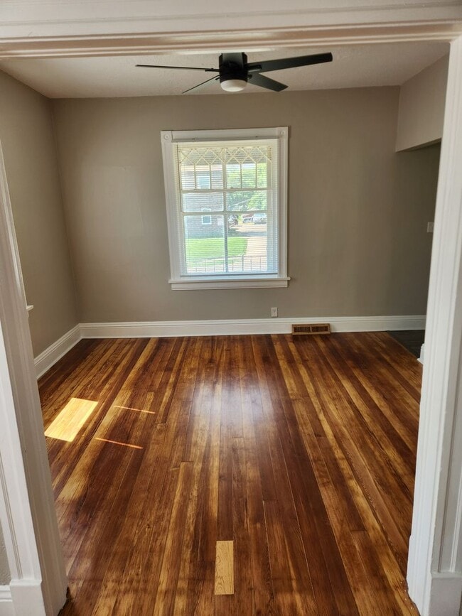 Building Photo - 3/2/1 Newly remodeled, near saddle creek, and med center