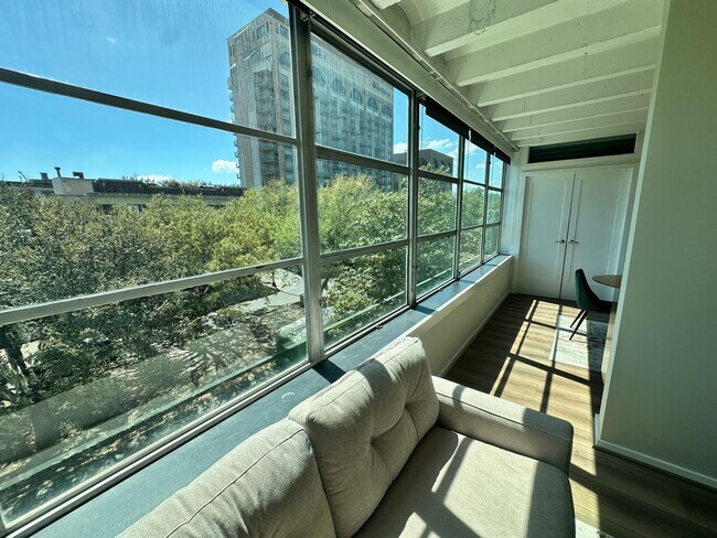 Building Photo - 1 BED | 1.5 BATH | HIGH RISE CONDO | DOWNTOWN SAVANNAH | E Liberty & Drayton St
