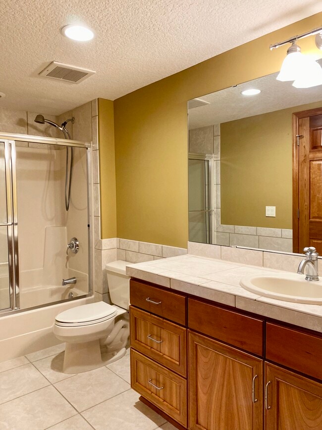 Building Photo - 3844 Linden Dr E