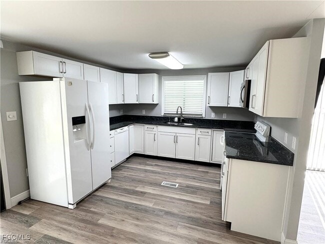 Building Photo - 16091 Siesta Dr