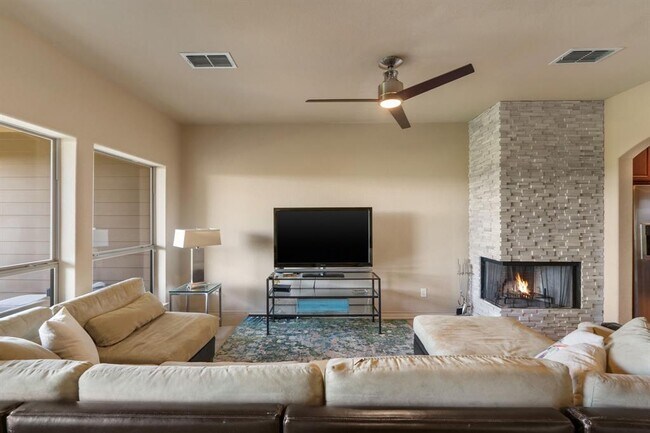 Building Photo - 970 Parkview Dr