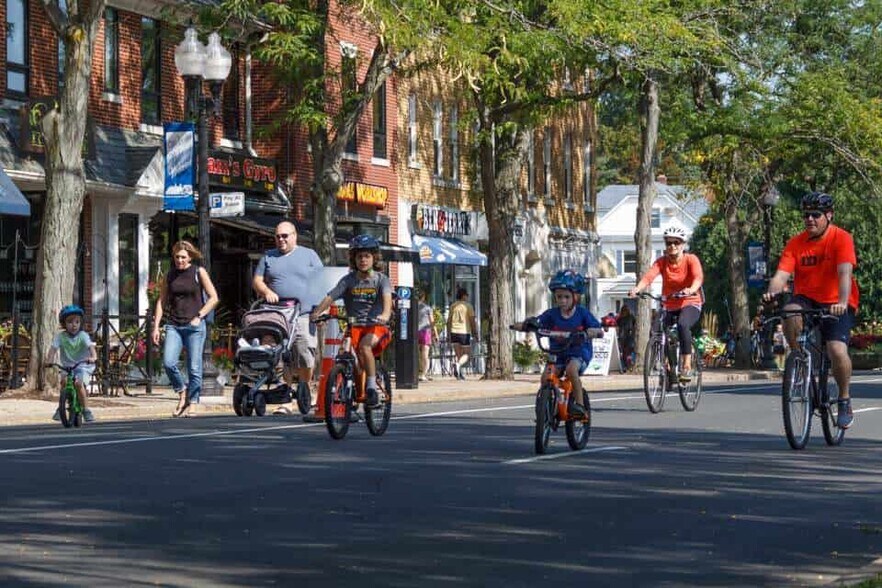 Pedestrian friendly community - 893 Farmington Ave