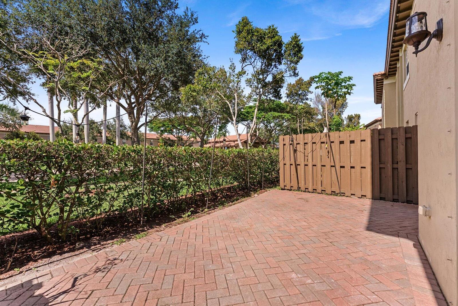 Building Photo - 6884 Julia Gardens Dr