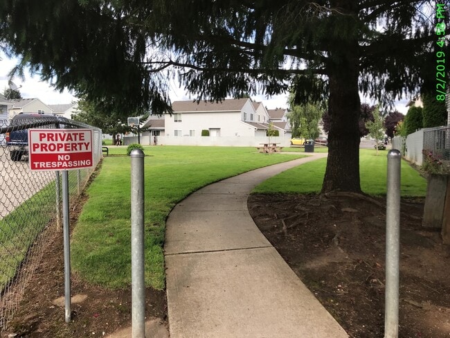 Building Photo - COMING SOON- Spacious Townhouse in Great C...