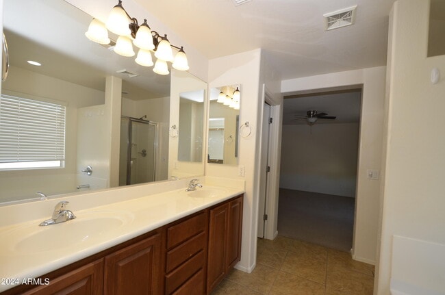 Building Photo - 1680 W Swan Pl
