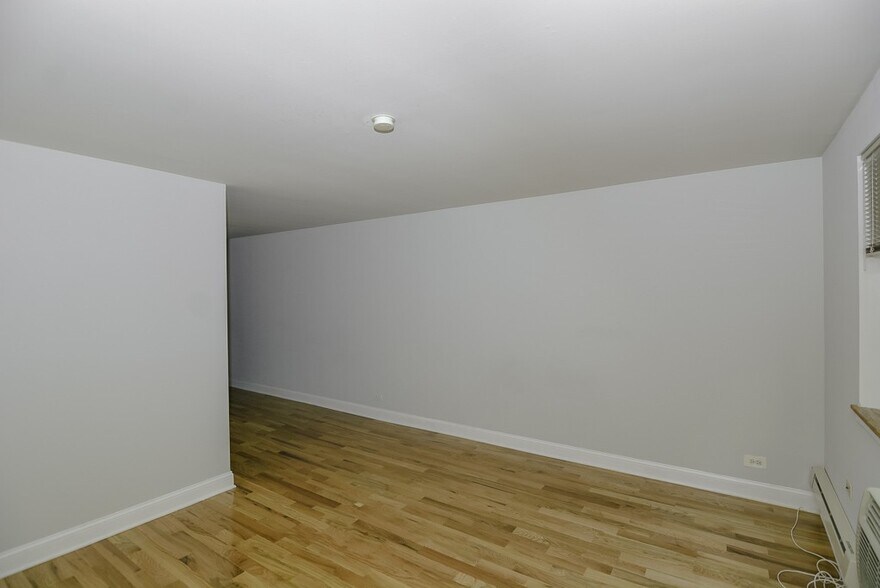 Building Photo - 665 W Wrightwood Ave