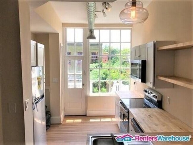 Primary Photo - 1521 W Lombard St