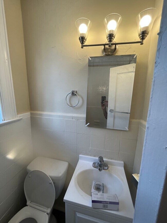 Building Photo - 2106 S Andrews Cir