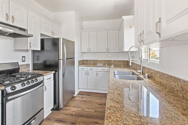 Building Photo - 1241 9th St in Santa Monica. Steps to Wilshire Blvd!