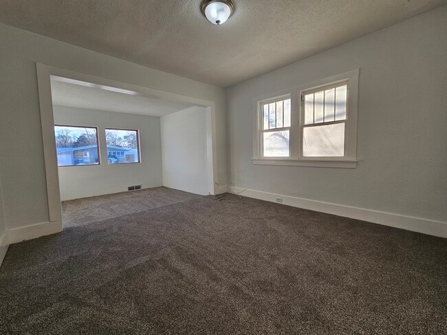 Building Photo - 515 E 11th St